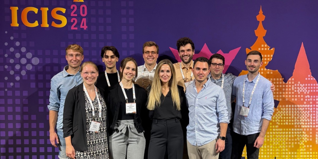 Eine Gruppe von Mitarbeitern des Lehrstuhls auf der ICIS 2024 