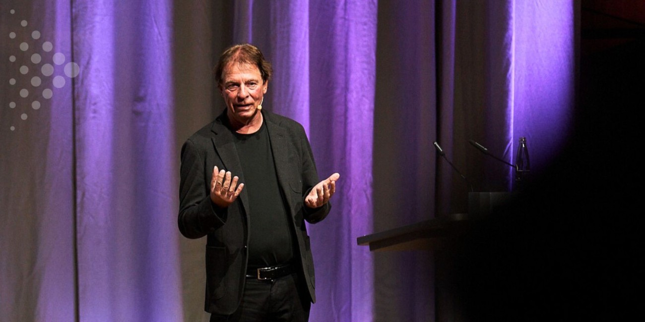 Proffessor Buxmann hält einen Vortrag